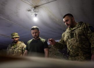 «Какой же контраст», — поступок Зеленского на фронте вызвал ажиотаж в Сети