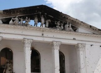 Российские пропагандисты, освещая удар по центру Донецка, засняли шевелящийся «труп»