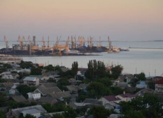 В порту захваченного Бердянска прогремели взрывы: поднимаются клубы черного дыма