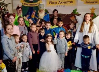 Фонд Ахметова устроил новогодний праздник для детей переселенцев в Ивано-Франковске