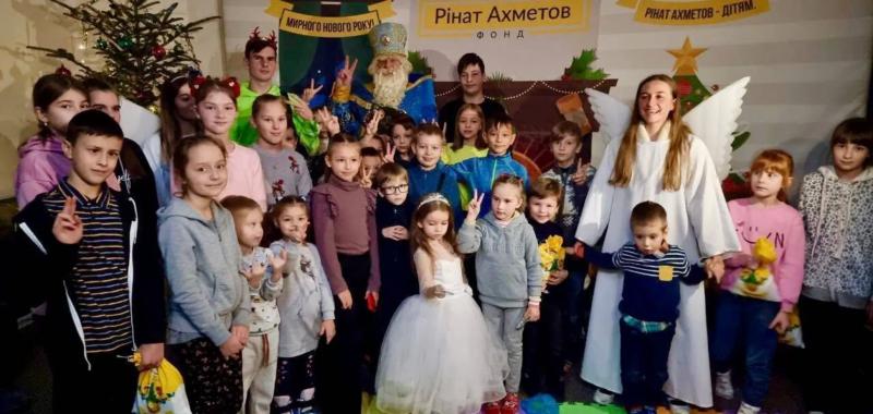 Фонд Ахметова устроил новогодний праздник для детей переселенцев в Ивано-Франковске