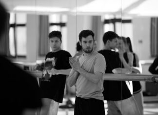 МАМТ представляет премьеру современного балета «Зазеркалье»