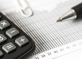 Дефицит бюджета РФ в январе-апреле предварительно составил 3,4 трлн руб.