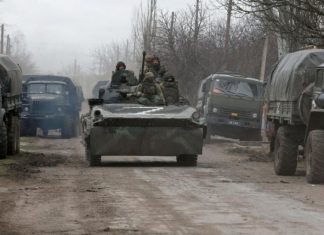 Под Мелитополем армия РФ на БТР влетела в автобус с пассажирами