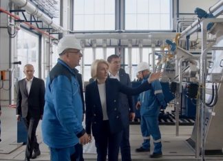 Вице-премьер Абрамченко осмотрела комплекс «Биосфера» на Омском НПЗ