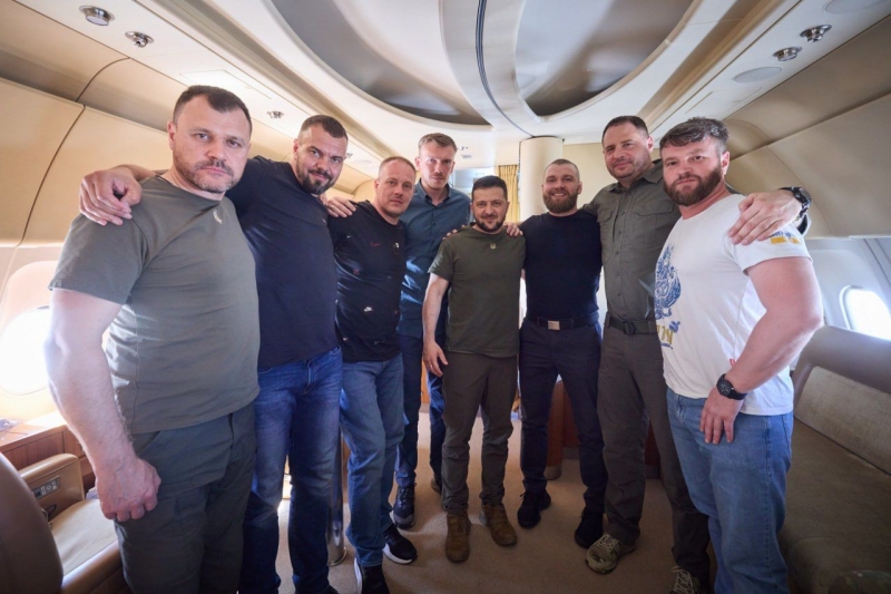 Легендарные командиры обороны "Азовстали" возвращаются домой – Зеленский показал трогательное видео