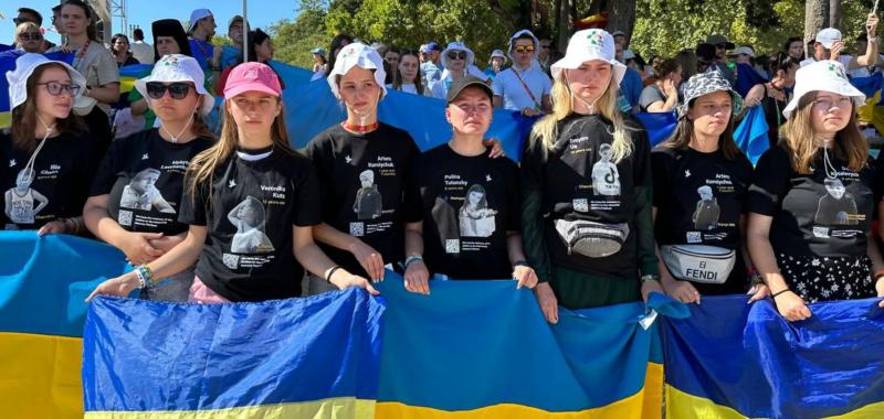 На черных футболках портреты убитых Россией детей: украинская молодежь пришла на Крестный путь с Папой в символическом наряде