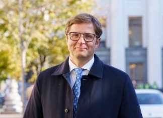 «Слуга» Холодов написал слезную «объяснительную» своей отставки — о жизни за границей ни слова