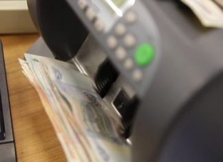 Зарплаты работников госорганов проиндексируют на 5,5%