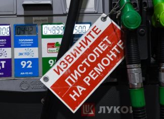Бензин в России продолжает дешеветь