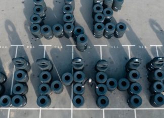 Нашли дефицитную резину: Порошенко везет на фронт 320 шин для »хаммеров»