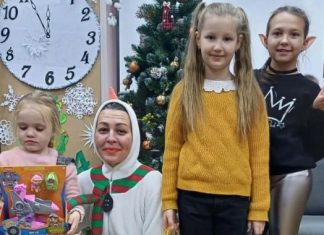 Дети-переселенцы в Черкассах получили новогодние подарки от Фонда Рината Ахметова