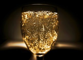 Латвия продала России игристого вина больше, чем Италия и Франция