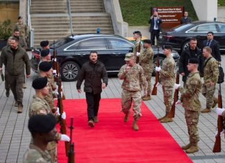 Перед историческим саммитом ЕС Зеленский побывал на крупнейшей логистической базе армии США в Европе
