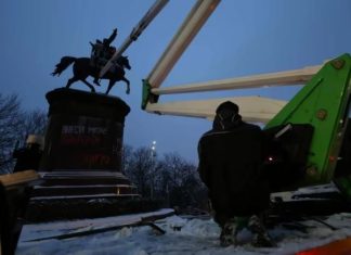 Щорс переезжает: в Киеве начался демонтаж памятника советскому командиру
