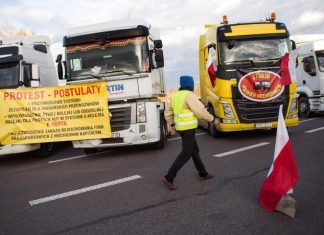 Польские фермеры начали пропускать транспорт из Украины: где послабили протест