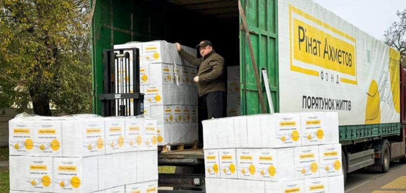 В течение зимы Фонд Рината Ахметова передал более 75 тысяч проднаборов в 10 областей Украины
