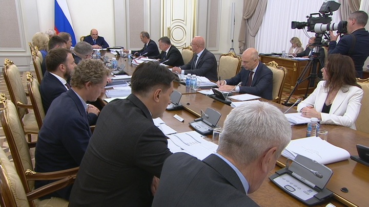 "Ведомости": кабмин начал работу над предложенной Путиным налоговой реформой