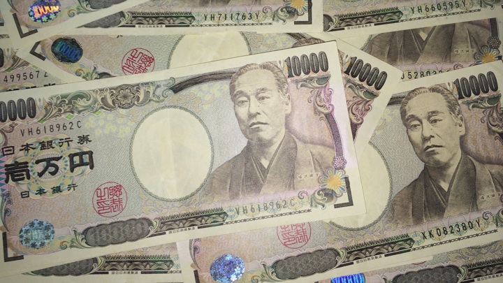 Курс японской иены впервые с 1990 года упал до отметки 152 за доллар