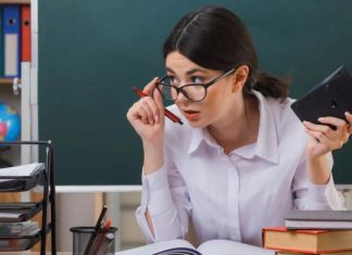 Не может признать поражение: во Львове бывший директор не пускает новую руководительницу в школу, а ученики не получают документы об образовании