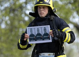 Полтавский спасатель пробежал 21 км, держа портреты погибших коллег из Харькова. Щемящие фото