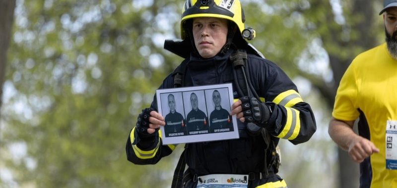 Полтавский спасатель пробежал 21 км, держа портреты погибших коллег из Харькова. Щемящие фото