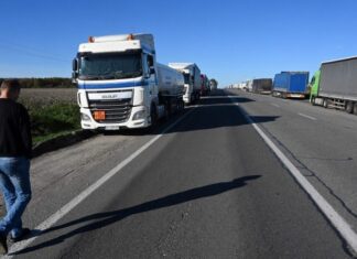 Дальнобойщики устроили протест из-за изменений в мобилизации: 100 фур перекрыли трассу Киев-Одесса