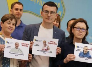 «Свобода уже скоро»: НСЖУ провел в Киеве акцию в поддержку попавших в плен РФ журналистов