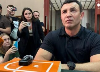 Тищенко принес в Печерский суд на себе почти годовую зарплату рядового украинца