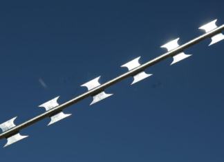 Колючая проволока: выбор и применение — все что нужно знать