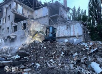 Последствия удара РФ по жилому дому в Краматорске: спасатели разбирают завалы второй день, есть жертвы