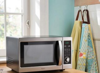 Почему микроволновая печь искрит внутри?